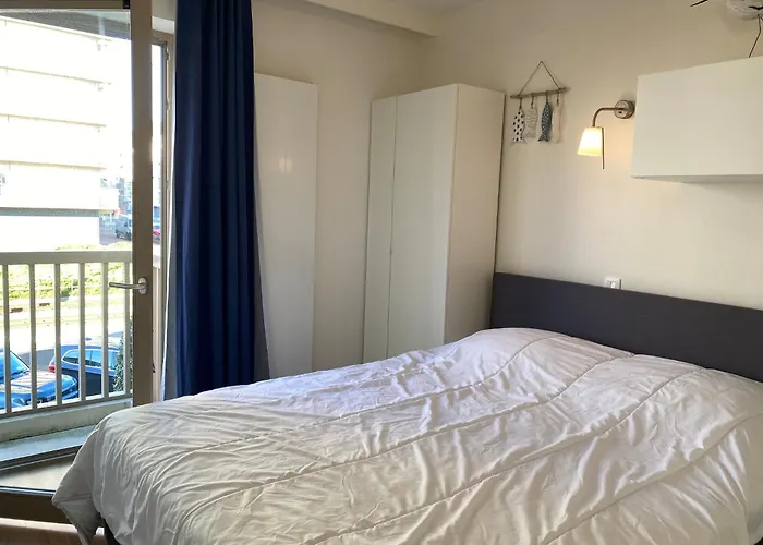 In Near The ニーウポールト