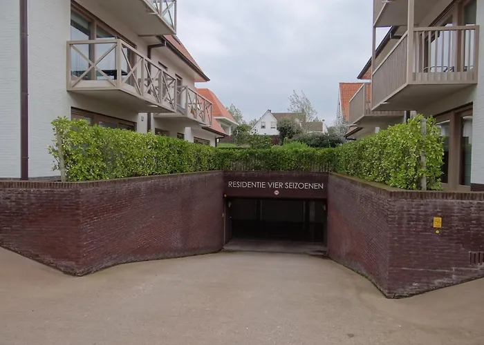 In Near The ニーウポールト