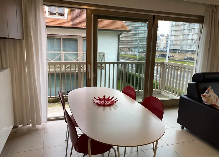 In Near The ニーウポールト